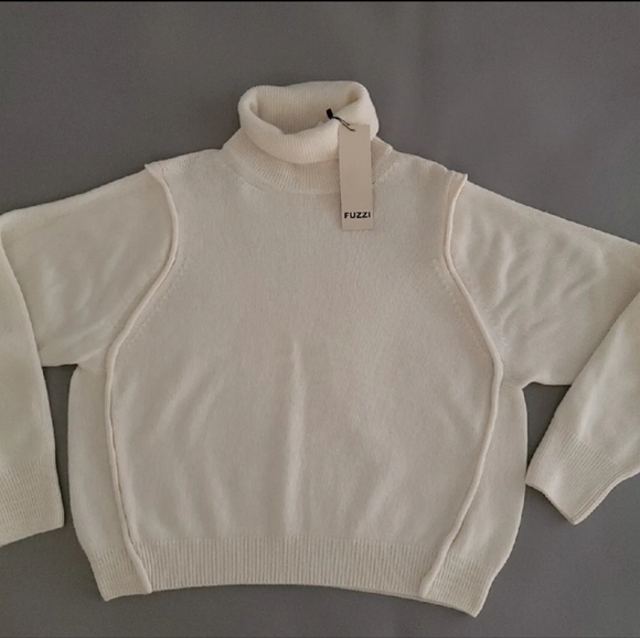 Fuzzi Sweaters - 💫Fuzzi Soft White Turtleneck Sweater 💫